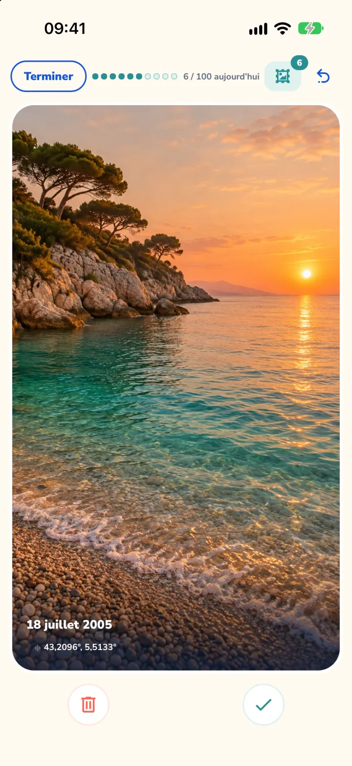 L’écran de tri de Galet : une photo de crique au coucher du soleil, avec sa date, et les boutons supprimer et garder.